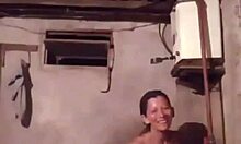 Люциа Беатрис Пеалоза в любительском порно видео показывает, как она изменяет своему партнеру-мужчине в ванне