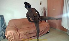 Akrobatik jimnastikçi iki adam tarafından grup seks yapıyor