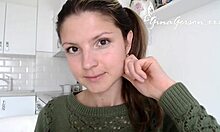 Avrupalı porno yıldızı Gina Gersons'un hayranları için soruları olan amatör ev videosu röportajı
