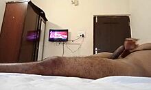 MILF india con coño afeitado disfruta del sexo en un hotel