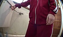 Una pequeña adolescente asiática recibe sexo anal en la cámara del inodoro