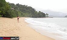 Аматорскую бразильскую красотку Амандуборгеса забирают на пляж для анального секса