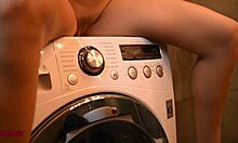 一个巨乳少女使用振动洗衣机达到强烈的高潮