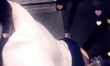 Mladá amatérka si užívá anální sex a používá dildo ve veřejném výtahu