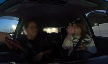 Un'amatrice giapponese tetona con grandi tette si fa scopare in faccia in macchina
