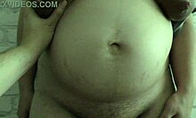 Styvmamma visar upp sina stora bröst och gravid mage för sin styvson i en hemmagjord video