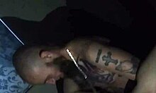 V horkém videu se tetovaná manželka podřizuje svému manželovi