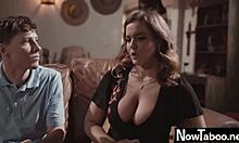 Natasha Nice, una morena tetona, es seducida por su joven vecina en una película porno tabú en la red nowtaboo