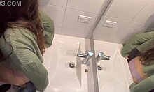 Pasangan amatir menikmati seks publik di kamar mandi