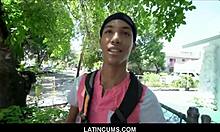 Budak kolej kulit hitam kurus mendapat pantatnya yang ketat dientot di tempat awam oleh lelaki Latino untuk wang tunai