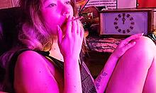 Polusestra puši cigaretu i postaje nestašna u kućnom seksu sa svojom devojkom