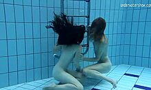 ¡Las chicas rusas Clara Umora y Bajankina se entregan a una acción submarina caliente!