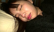 Japonska amaterska dekleta se brutalizirajo v tem domačem videu