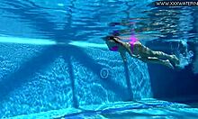 杰西卡·林肯自制视频,特色是一个性感的宝贝在游泳池里双重插入