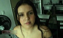 Großer Arsch Latina wird in hausgemachtem Video in ihre Muschi und ihren Arsch gefickt