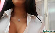 Zelfgemaakte video van een Spaanse vriendin die masturbeert op hakken