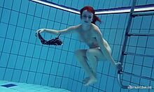 נערה אמצעי קטרין מתפשטת מתחת למים בסרטון ביתי